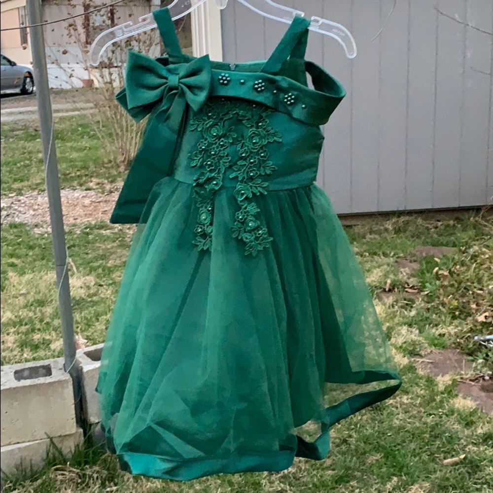 New Girls 6-7 years old emerald green dress 49-52”